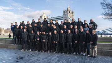 Los jugadores y el cuerpo técnico de los Philadelphia 76ers posan con el Puente de Londres al fondo.