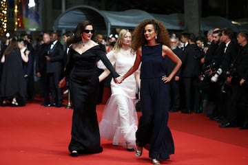 Juliette Binoche, presidenta del jurado del 78º Festival de Cine de Cannes, y las  del jurado Alba Rohrwacher y Leila Sliman posan en la alfombra roja durante la llegada a la proyección de la película 'Resurrection'.