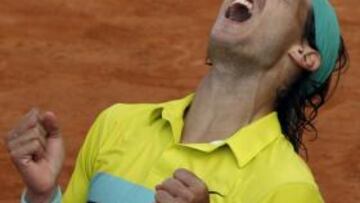 Djokovic imitó los tics de Rafa, que se rió y le felicitó, al final.