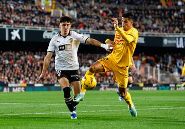 Diego López intenta robarle un balón a Cancelo.