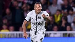 El jugador del PSG Kylian Mbappé celebra su primer gol en el partido de liga francesa contra el Nantes.