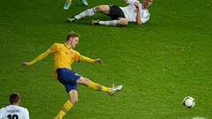 Ibrahimovic arengó a Suecia en el descanso