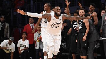 LOS ANGELES, CA - FEBRUARY 18: LeBron James #23 of Team LeBron celebrates as Stephen Curry #30 of Team Stephen looks on after the end of the NBA All-Star Game 2018 at Staples Center on February 18, 2018 in Los Angeles, California. Kevork Djansezian/Getty Images/AFP
== FOR NEWSPAPERS, INTERNET, TELCOS & TELEVISION USE ONLY ==