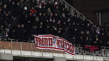 El Frente Atl&eacute;tico, en un partido de Copa contra el Rayo Vallecano en el Estadio de Vallecas.