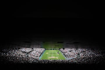 Vista general desde la grada de la pista central del All England Tennis Club durante un momento de la final entre Novak Djokovic y Carlos Alcaraz.
