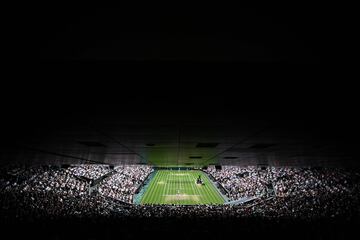 Vista general desde la grada de la pista central del All England Tennis Club durante un momento de la final entre Novak Djokovic y Carlos Alcaraz.