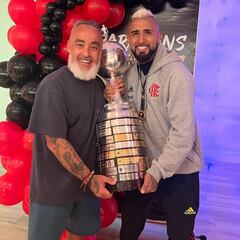 Uno de los escuderos de Arturo Vidal saca la voz: “Él se ríe de las críticas; es el mejor de la historia”