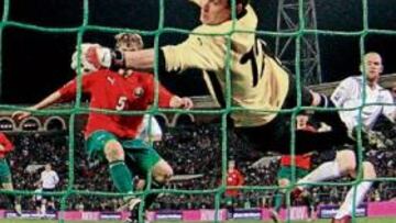 <b>EL SALVADOR. </b>Rooney marca el primero de sus dos tantos, los que decidieron el encuentro del lado inglés.