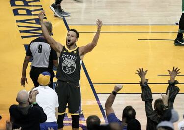¡Asesino! Curry (49) se lleva un duelo maravilloso ante Irving (37)