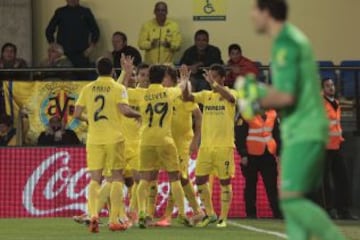 1-0. Pina celebra con sus compañeros el primer tanto.