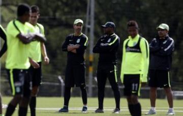 Bernardo Redín y Juan Pablo Ángel dirigieron la práctica con los nuevos refuerzos del verde.