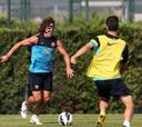 Carles Puyol se entrena con una máscara protectora