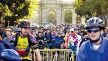 425.000 PARTICIPANTES. El Día de la Bicicleta de Madrid se vistió de luto en esta ocasión.