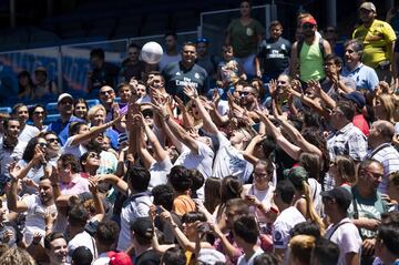 El jugador donostiarra ha sido presentado en el estadio Santiago Bernabéu de la mano de Florentino Pérez y acompañado de su familia.