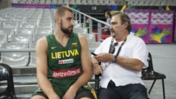 Jonas Valanciunas (Lituania), con el redactor de AS Josep Margalef.