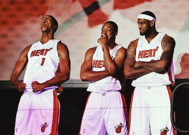 Un ejemplo muy similar a alguno ya mencionado. En 2010, LeBron James formó en Miami el primer superequipo de la historia creado exclusivamente por las estrellas, ya que fueron tres agentes libres (el alero, Dwayne Wade y Chris Bosh) los que decidieron su destino sin interferencia de los grandes propietarios. La polémica The Decision organizada por LeBron para revelar su futuro, en directo en la ESPN, con una pésima gestión de imagen organizada por el entorno del jugador y el periodista Jim Gray, condenó la figura del deportista, que se convirtió en el hombre más odiado del planeta desde ese preciso momento. Hubo algún analista que se atrevió a asegurar que los Heat podían hacer un 82-0 esa temporada. Nada más lejos de la realidad: 58-24, visita al despacho de Pat Riley por parte de LeBron y Wade para pedir al padrino de la NBA que bajara personalmente al banquillo y despidiera a Erik Spoelstra y derrota (muy celebrada por los haters de LeBron) en las Finales ante los Mavericks de Dirk Nowitzki (4-2), que se vengaron del amargo recuerdo de 2006 y consiguieron su redención particular. Pat Riley, que despidió amablemente de su despacho a James y Wade, mantuvo a Spoelstra. LeBron se empezó a convertir en lo que es hoy, inclinando hacia el otro lado la balanza de la opinión pública, y el proyecto dio 2 anillos en 4 Finales. Casi nada. 