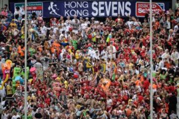 Las gradas se convierten en una fiesta durante el Torneo de Rugby Sevens de Hong Kong, el sexto torneo del Circuito Mundial, se celebra cada año en Hong Kong en un fin de semana a finales de marzo. El torneo se extiende por tres días, a partir de un viernes y concluye el domingo.