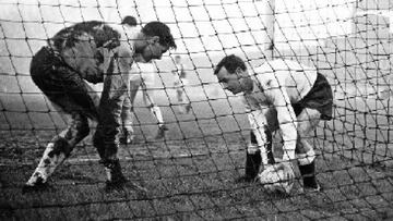 Leggat, del Fulham, recoge el balón tras marcar su tercer gol a Bailey en el 10-1 del Fulham al Ipswich.
