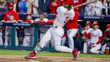 Philadelphia (United States), 17/10/2023.- Philadelphia Phillies designated hitter Bryce Harper hits an RBI single against the Arizona Diamondbacks during the third inning of game one of the Major League Baseball (MLB) National League Championship Series playoffs between the Arizona Diamondbacks and the Philadelphia Phillies at Citizens Bank Park in Philadelphia, Pennsylvania, USA, 16 October 2023. The Championship Series is the best-of-seven games. (Liga de Campeones, Filadelfia) EFE/EPA/JUSTIN LANE
