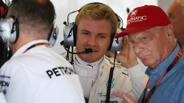 Rosberg y Lauda en el box de Mercedes.