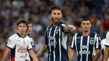 AME6083. MONTERREY (MÉXICO), 05/04/2025.- Sergio Ramos (c) de Monterrey reacciona este sábado, durante un partido del torneo Clausura 2025 entre Monterrey y Guadalajara en el estadio BBVA en Monterrey (México). EFE/ Miguel Sierra