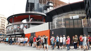Colas de aficionados en las puertas de acceso a un estadio.