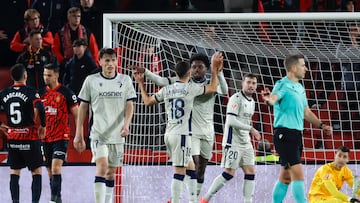 Boyomo celebra su gol con sus compañeros.