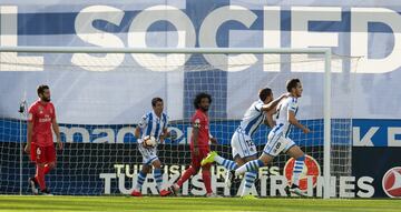 Jugaba colectiva del conjunto txuri-urdin, de tiralíneas. El balón le llega a Merino en el interior del área y libre de marca. Tiene la calma necesaria para poder superar a un Courtois que se venció hacia un lado.