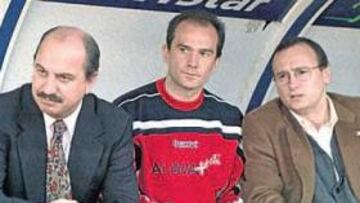 <b>SU MEJOR ÉPOCA. </b>Mané, que en la imagen aparece en el banquillo de Mendizorroza junto al fallecido Unai Elezkano, dio ayer su OK.