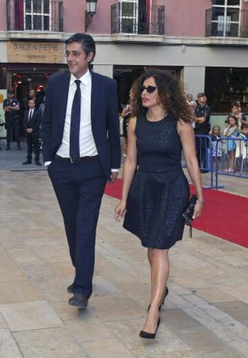 El candidato a la Secretaría General del PSOE Eduardo Madina y su pareja llegan a la Concatedral de San Nicolás.