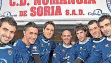 <b>EX DEL CLUB DE IBAIGANE. </b>De izquierda a derecha: Balenziaga, Garmendia, Iñigo Vélez, Felipe Guréndez, Goiria, Lafuente, Jaio y Nagore.