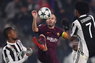 Andres Iniesta entre Douglas Costa y Juan Cuadrado.