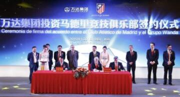 El empresario chino Wang Jianlin, Enrique Cerezo y Miguel Ángel Gil Marín firmaron un acuerdo de compra del 20% del Club por 45 millones de euros.