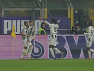 Los jugadores de la Juventus celebran el primer gol de Bremer.