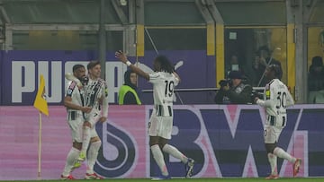 Los jugadores de la Juventus celebran el primer gol de Bremer.
