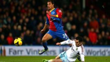 Marouane Chamakh supera la entrada de Joey O'Brien.