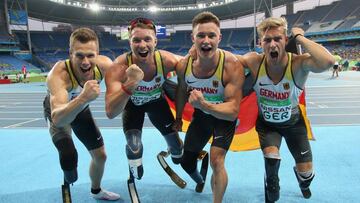 Markus Rehm, primero por la izquierda, tras vencer con Alemania en el relevo 4x100 metros. 