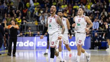 Shabazz Napier celebra la victoria del Armani Milán con Luwawu-Cabarrot y Billy Baron detrás.