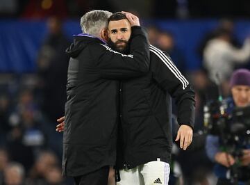 Ancelotti abraza a Benzema en Stamford Bridge.