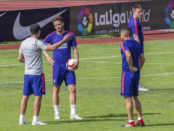 0Simeone mantuvo una larga charla con Saúl y Koke.