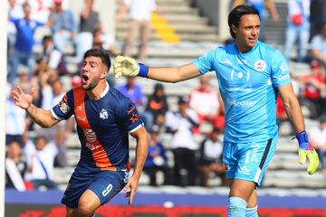 El Clásico del Camote se lo llevó la franja, un autogol de Michael Orozco empezó la debacle de los universitarios. No tuvo reacción el equipo de Palencia y con doblete de Cavallini, uno más de Joaquín Esquivel vapulearon a los licántropos.