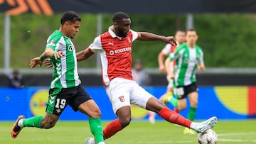 Braga (Portugal), 08/04/2026.- Sporting de Braga's Sikou Niakate (R) in action against Betis' Cucho Hernandez during the UEFA Europa League quarter finals first leg soccer match between Sporting de Braga and Real Betis, in Braga, Portugal, 08 April 2026. EFE/EPA/JOSE COELHO