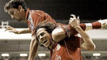 <b>FIESTA. </b>Arbeloa se sube a los hombros de Benayoun.