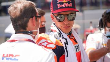 Alberto Puig, de espaldas, junto a Marc M&aacute;rquez, en la parrilla de salida del GP de Espa&ntilde;a 2020 disputado el 19 de julio en Jerez.