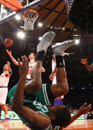 Jordan Crawford de los Celtics cae tras recibir una falta de Steve Novak.