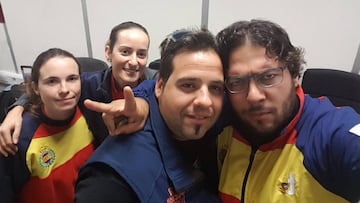 F&aacute;tima G&aacute;lvez, Beatriz Mart&iacute;nez, Antonio Bail&oacute;n y Alberto Fern&aacute;ndez posan en el aeropuerto de Dubai tras ser retenidos por las autoridades.