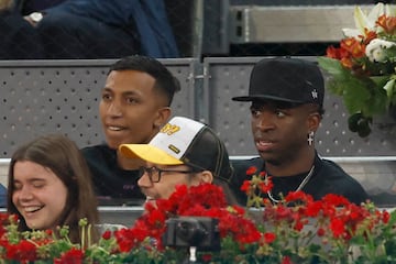 El delantero brasile?o del Real Madrid Vin¨ªcius Jr (d-arriba) junto a su amigo Felipe y el director de cine Santiago Segura (d-abajo).
