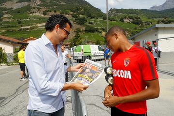 Mbappé revisa una portada del Diario AS durante la pretemporada del Mónaco el 16 de julio de 2017. Junto al jugador se encuentra Conrado Valle, Delegado en Valencia del Diario AS.