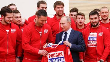 FET09. NOVO-OGARYOVO (RUSIA), 31/01/2018.- El presidente ruso, Vladimir Putin (centro-derecha), recibe una camiseta, en la que se lee 'Rusia en mi corazó', del equipo de hockey durante su encuentro con los atletas rusos que participarán en los próximos Juegos Olímpicos de Invierno 2018 en PyeongChang, en la residencia oficial del presidente ruso, distrito de Odintsovsky, a las afueras de Moscú, Rusia, hoy, 31 de enero de 2018. EFE/ Grigory Dukor / Pool