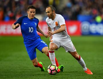 Cada partido entre estas dos potencias del fútbol europeo es un choque de estilos y estrategias, ambos combinados aportan su propio enfoque táctico y su talento individual donde la rivalidad no solo se alimenta de los resultados, sino también de la calidad de los encuentros, donde jugadores de clase mundial han dejado huella.